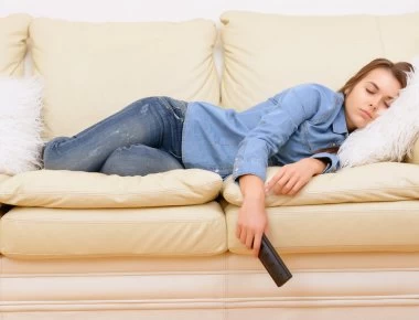 Κοιμάσαι με ανοιχτή την τηλεόραση; - Να γιατί πρέπει να σταματήσεις αμέσως